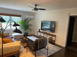 Cute ranch house, less than 1 mile to downtown and skidmore. 2 miles to the track and SPAC, hotel v destinaci Saratoga Springs