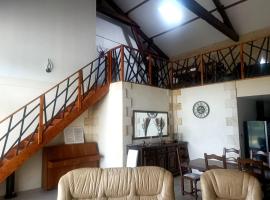 Maison de charme aux grands volumes, cabin in Minzac