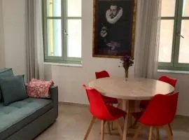 Διαμέρισμα σε ανακαινισμένο αρχοντικό 19ου αιώνα, κέντρο Μύρινας