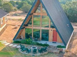 Gruene Lake Haus-Modern A-Frame with Fire Pit, BBQ, Close to Rivers