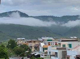 Balcony View/Aesthetic One bedroom Apartment, holiday rental in Islamabad