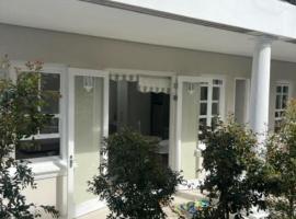 Two on Milner - OAK TREE COTTAGE - Stylish open-plan Guesthouse in Rondebosch, hotel dicht bij: Rondebosch Common, Kaapstad