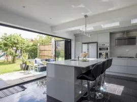 Pass the Keys Gorgeous Family Home Near River Thames-Old Windsor
