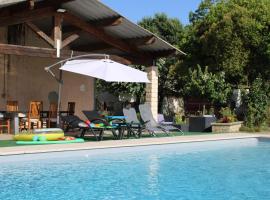 A la campagne - détente -piscine, hotel con alberca en Laboutarié