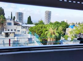 Gil's Home of Joy & Serenity, alojamento para férias em Haifa