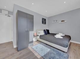 Lovely 1-Bed Studio in West Drayton, vacation rental in West Drayton