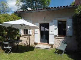 Maison en pierre restaurée avec jardin, хотел в Ош