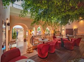 La Fonda Heritage Hotel Luxury, Relais & Châteaux, מלון במרבייה