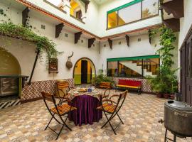 StayVista's Courtyard House - Kanha - Villa with Private Pool, Central Courtyard & Terrace, hotel con pileta en Dhanwār