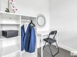 Modern 4-Bedroom Gem Family & Business Friendly