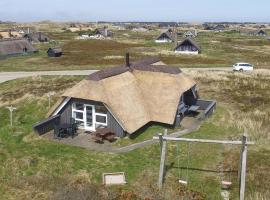 Stunning Home In Ringkbing With Kitchen, hotel a Nørre Lyngvig