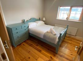 Cosy 4 Bedroom Galway House with Rear Garden Patio, hotel v destinaci Galway