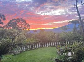 Botanica Gardens and Eco Lodge, khách sạn có chỗ đậu xe ở San Gerardo