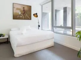 Modern Cosmopolitan Retreat on Toorak Rd