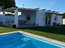 Casa Costa Ecologica y de Design con Piscina, Jardin y Parking, hotel in Chiclana de la Frontera