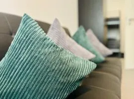 Neuwertiges Apartment mit schnellem WLAN, Netflix, Glasfaser, Kostenlose Privatparkplatz auch für Transporter geeignet R21