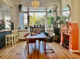 IVY - Classical & modern apartment in lovely neighbourhood near beach, Ferienwohnung in Den Haag