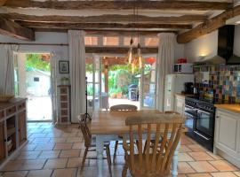 Sleeps 6 Vineyard Escape- PetsOK & Airport Access, ξενοδοχείο σε Saint-Méard-de-Gurçon