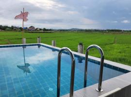 บ้านกลางนาพูลวิลล่า, hotel mesra haiwan peliharaan di Nan