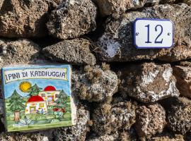 Dammuso i Pini di Kaddiuggia (CIR19081014C224053) & Dammuso di Mena (CIR 19081014C224052, Hotel in Pantelleria