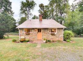 Monticello Wine Trail Cottage - Close to Hiking!، فندق في Afton