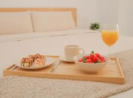 Spacious 2-Bedroom Apartment - Walk to Isla Mágica - AC - Premium Bed