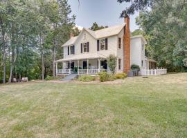 Historic and Charming Pittsboro Home with Fireplaces, hotel di Pittsboro