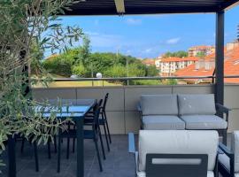 Atico con espléndida terraza, cheap hotel in Comillas