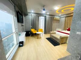Golden Penthouse - Couple Friendly - DLF My pad, Gomtinagar, Lucknow, Ferienwohnung mit Hotelservice in Lucknow