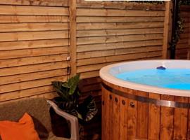 Sèid Bò - Sleeps 6 - NEW Private 6 Person HotTub Available, hotel with parking in Burnfoot