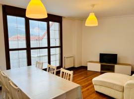 Excelente apartamento con garaje y piscina, Ferienwohnung in Ramales de la Victoria