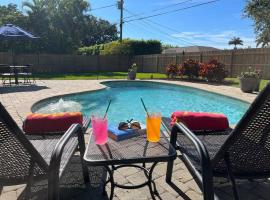 Southern Charm meets sunny FL fun! Home with pool and central to everything., hotel para golfe em Cape Coral