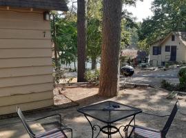 #07 - Lakeview One Bedroom Cottage-Pet Friendly, beach rental in Hot Springs