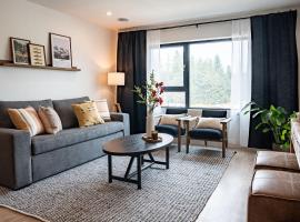 The Selkirk House by Revelstoke Vacations、レベルストークのホテル