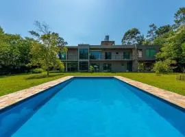 Chácara com jardim e piscina no alto da serra