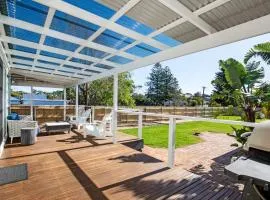 Breathe - Pet Friendly - 2 Mins Walk to Beach