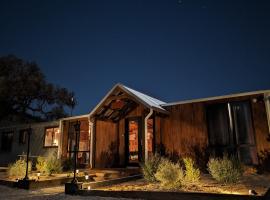 Sunstone - 2 Bed Eco Cabin - Kundalini Lodge, chalé em Grattai
