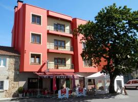 Pensión Plaza, hotel en Quintáns