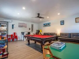 Blue Oasis minutes from the beach with Gameroom!