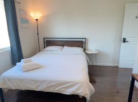 Room C: Shared bathroom, double room with separate checkroom., hôtel à Rosemead