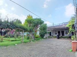 VillaUniqueCamping, pet-friendly hotel in Lembang