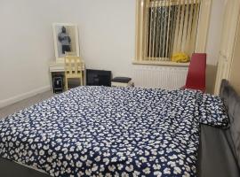 Room shared in 3bedroom house in Oldham Manchester, hotel with parking in Moorside