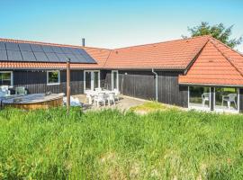 Amazing Home In Ringkbing With Kitchen, hotel a Søndervig
