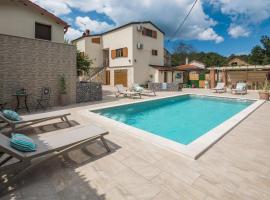 Awesome Home In Rakotule With Outdoor Swimming Pool, Wifi And 3 Bedrooms, hotel Rakotuléban