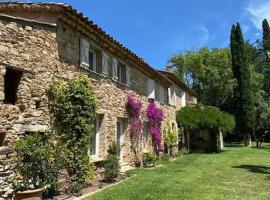 Villa provençale familiale avec piscine, Hotel in Grimaud