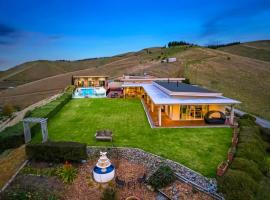 Mountainview Villa Luxury Lodge & Glamping, lodge in Blenheim