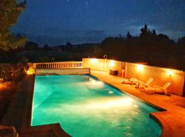 Les Garrigues de l'Oluké - Spa privatif, Piscine, Tennis, ξενοδοχείο σε Piolenc