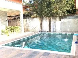 Casa espaçosa com Piscina e Churrasqueira 2 dorm
