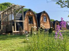 Rabbit Glamping Pod School House Farm, hotel with parking in Leighton