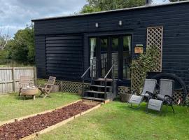 Oak Tree Lodge: Unique 2 level Shepherd's Hut: Dartmouth, hotell i Dartmouth